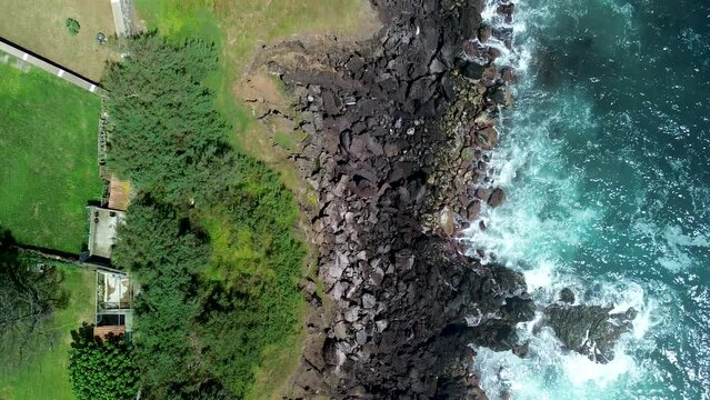 Costa rochosa de origem vulc&acirc;nica no mar dos A&ccedil;ores. Basalto negro e &aacute;guas azuis. 