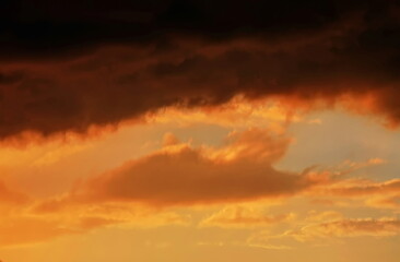 Bewölkter Himmel bei Sonnenuntergang. Der Himmel ist durch eine Lücke in den Wolken sichtbar. Das...