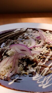 Las enmoladas con un platillo mexicano que representa su cocina. Son tortilla rellenas de carne, huevo &oacute; queso, ba&ntilde;adas en el delicioso y tradicional mole mexicano.