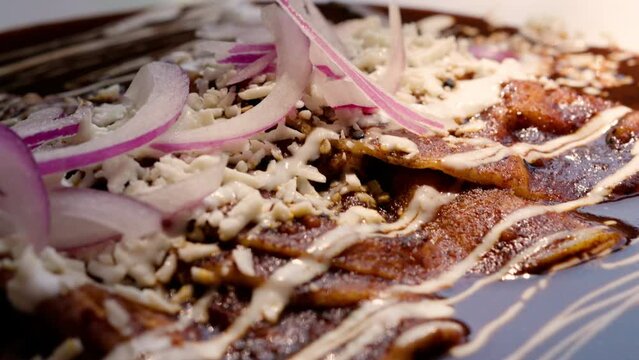 Las enmoladas con un platillo mexicano que representa su cocina. Son tortilla rellenas de carne, huevo &oacute; queso, ba&ntilde;adas en el delicioso y tradicional mole mexicano.