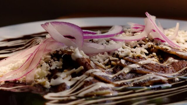 Las enmoladas con un platillo mexicano que representa su cocina. Son tortilla rellenas de carne, huevo &oacute; queso, ba&ntilde;adas en el delicioso y tradicional mole mexicano.