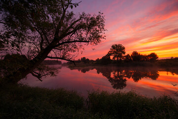Obraz premium Dzika rzeka Wisła, kolorowy pejzaż, poranek, słońce i letni brzask