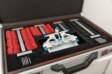 Glasses and lenses for determining diopter