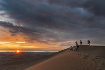 Fototapeta na wymiar Sunset en dunas de Huacachina, Ica