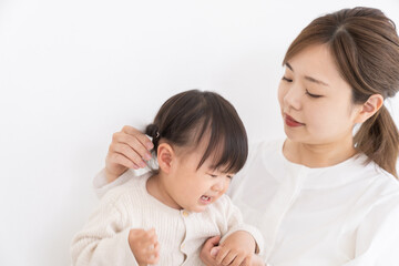 お母さんと泣く赤ちゃん