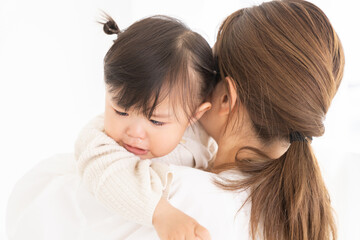 お母さんと泣く赤ちゃん