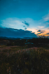 Oaxaca with sunset in mountains. la noche se acerca entre las nubes y las montañas.