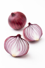 白背景に赤玉ねぎ