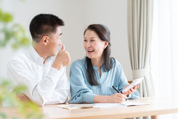 家計簿をつけるシニア夫婦