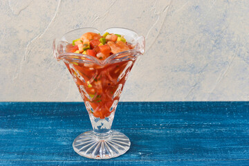 メキシコ料理のセビーチェ・アカプルケーニョ　コピースペースあり Mexican food Ceviche acapulqueño（Cebiche acapulqueño, Ceviche estilo Acapulco)  copy space available