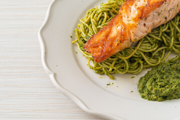 Spaghetti pesto with grilled salmon