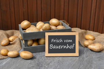 Eine Kiste mit Kartoffeln frisch vom Bauernhof.