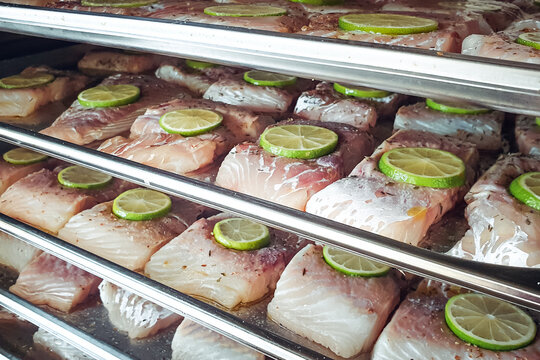 Vorbereiteter Fisch im Kombid&auml;mpfer