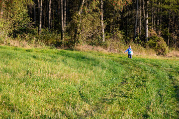 Kind beim wandern in der Natur