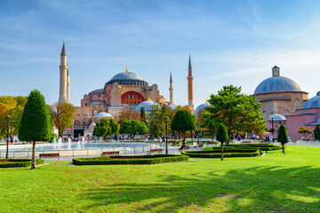 Fototapeta na wymiar Fountain at the Sultanahmet Square and the Hagia Sophia