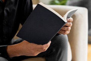 Manos de una persona sosteniendo un libro