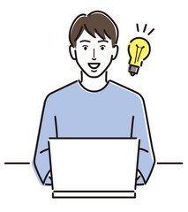 ノートパソコンの前でいいアイデアを思いつく男性