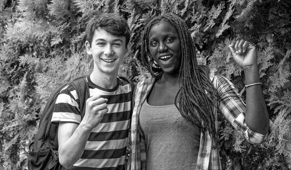 Obraz premium African and caucasian teenagers smiling together outdoor.