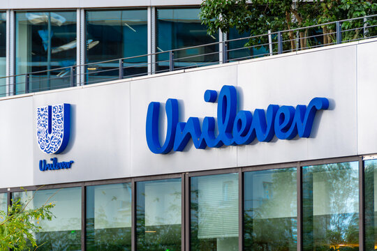 Rueil-Malmaison, France - 13 ao&ucirc;t 2023: Enseigne et logo sur le b&acirc;timent du si&egrave;ge social fran&ccedil;ais d'Unilever, compagnie multinationale britannique pr&eacute;sente dans l'alimentation et l&rsquo;hygi&egrave;ne