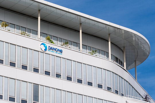 Rueil-Malmaison, France - 13 ao&ucirc;t 2023: Fa&ccedil;ade du si&egrave;ge social de Danone. Danone est un groupe multinational fran&ccedil;ais sp&eacute;cialis&eacute; dans la fabrication et la vente de produits alimentaires