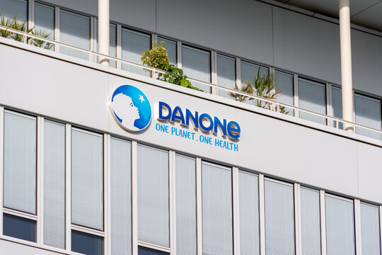 Rueil-Malmaison, France - 13 ao&ucirc;t 2023: Vue ext&eacute;rieure du si&egrave;ge social de Danone. Danone est un groupe multinational fran&ccedil;ais sp&eacute;cialis&eacute; dans la fabrication et la vente de produits alimentaires