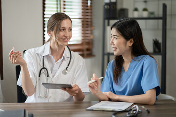 Obraz premium female doctor consulting with a female nurse at the clinic at the hospital