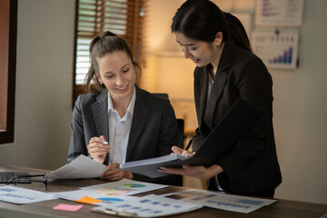 Fototapeta premium Asian businessmen, women and men Talk about new projects, presents at home office.