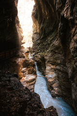 Lichteinfall in eine Klamm in den Alpen in Österreich