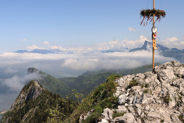 Wunderschönes Salzkammergut; Auf dem Gipfel des Schober (1328m); Maibaum und Blick nach Osten...