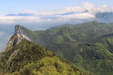 Wanderparadies Salzkammergut; Blick vom Schober (1328m) nach Osten mit Drachenwand und Höllengebirge am Horizont (rechts der Schafberg)