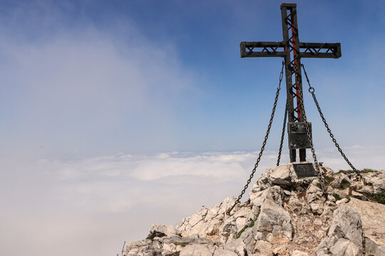Über den Wolken; Gipfelkreuz auf dem Schober (1328m) über dem Fuschlsee im Salzkammergut