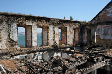 Obraz premium Inside the ruin of a burned out building after the fire took the roof
