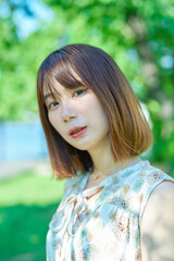 Naklejka premium 緑地での女性ポートレート