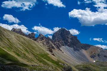 Obraz premium Tra Francia e Italia. Le meravigliose vette della Tête de Viraysse (2772 m), la Meyna (3067 m), Rocca Blanca (3193 m), Monte Sautron (3165 m) e, ad est, Oronaye e Bec de Lièvre (2770 m).