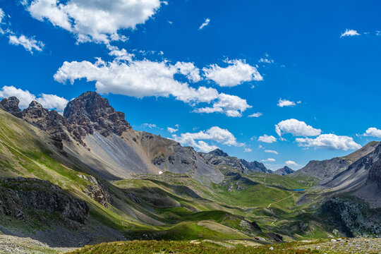 Tra Francia e Italia. Le meravigliose vette della T&ecirc;te de Viraysse (2772 m), la Meyna (3067 m), Rocca Blanca (3193 m), Monte Sautron (3165 m) e, ad est, Oronaye e Bec de Li&egrave;vre (2770 m).