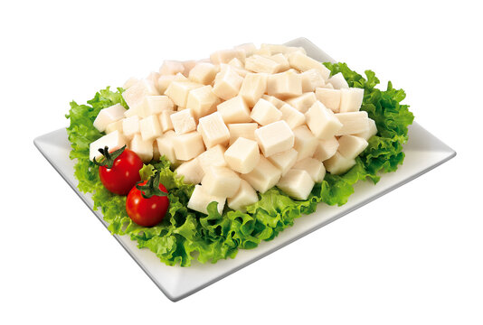 prato com salada de palmito picado com folhas de alface e tomate cereja isolado em fundo transparente