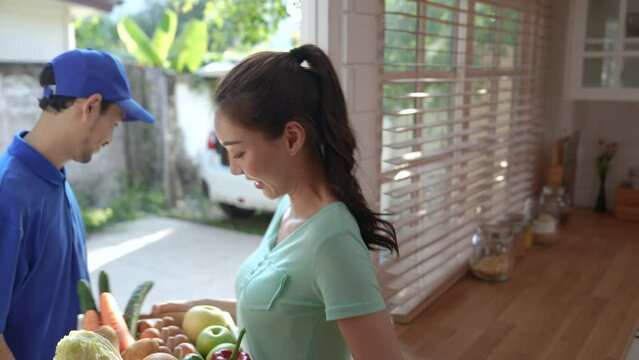 Delivery staff deliver parcels to customers' homes, express delivery.