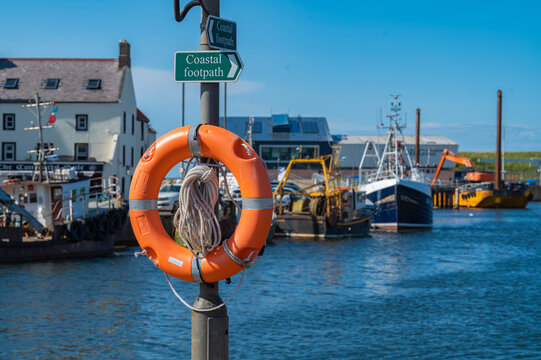 Der Rettungsring am Hafen von Eyemouth in Schottland