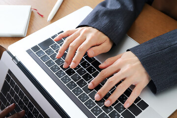 パソコンを使って働く女性