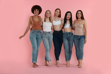Naklejka premium Group of beautiful young women on pink background