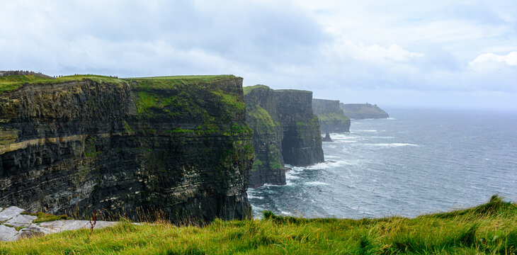 Veduta sulle Cliff of Moher I'm una giornata di pioggia (Irlanda, Doolin)