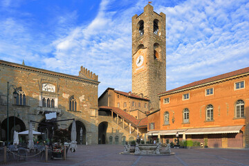 Obraz premium ARCHITETTURA DI PIAZZA VECCHIA DI BERGAMO, ITALIA, ARCHITECTURE OF PIAZZA VECCHIA OF BERGAMO, ITALY 