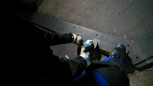 Metall Industrie Arbeiter schleift Metall mit Flex