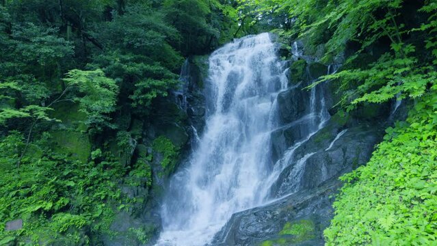 福岡県にあるマイナスイオンたっぷりの滝（糸島　白糸の滝）