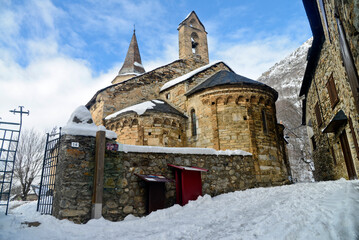 Fototapeta na wymiar Visita al Valle de Arán, en Cataluña (España), Zona de Pirineos y uno de los grandes destinos vacacionales de invierno, con grandes cantidades de nieve y escenas de postal navideña.