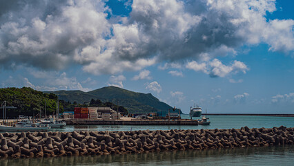 港に入港するフェリー