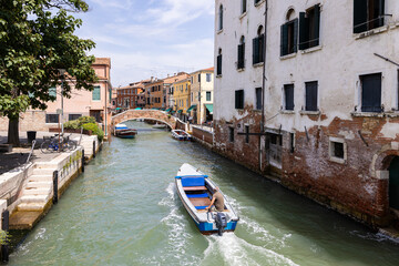 Fototapeta na wymiar Romantische Kanalfahrt in Venedig