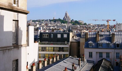 Vue sur les toits, la verrière et la basilique du Sacré-Coeur de la butte Montmartre dans le 18e...