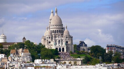 Vue sur les toits et la basilique du Sacré-Coeur de la butte Montmartre dans le 18e arrondissement...