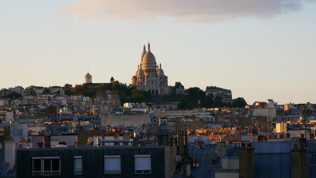 Vue sur le ch&acirc;teau d'eau et la basilique du Sacr&eacute;-Coeur au coucher du soleil sur la butte Montmartre dans le 18e arrondissement de Paris France Europe